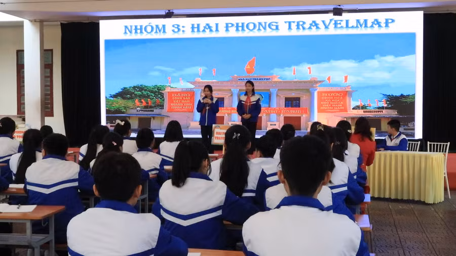 Từng nhóm học sinh báo cáo dự án.
