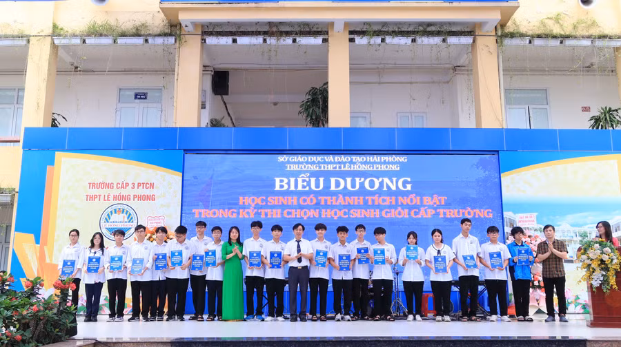 Thầy trò Trường THPT Lê Hồng Phong, quận Hồng Bàng, TP Hải Phòng.