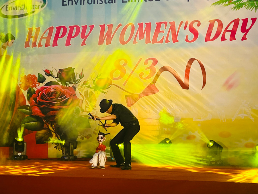 Màn biểu diễn &quot;Ông già xì teen&quot;.