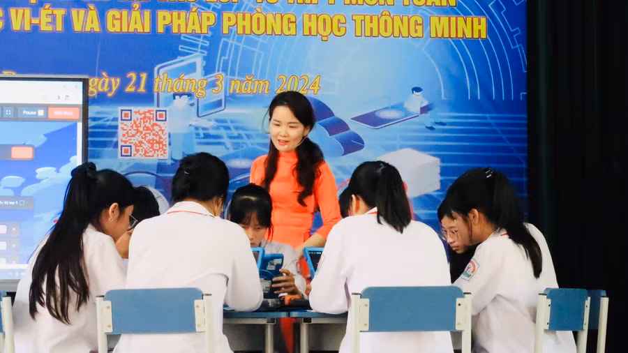 Cô giáo Nguyễn Thị Thúy Mai và học sinh lớp 9A, Trường THCS Đặng Cương trong tiết học.