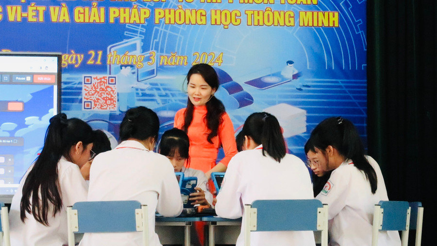 Cô giáo Nguyễn Thị Thúy Mai và học sinh lớp 9A, Trường THCS Đặng Cương trong tiết học. Cô giáo Nguyễn Thị Thúy Mai và học sinh lớp 9A, Trường THCS Đặng Cương trong tiết học.