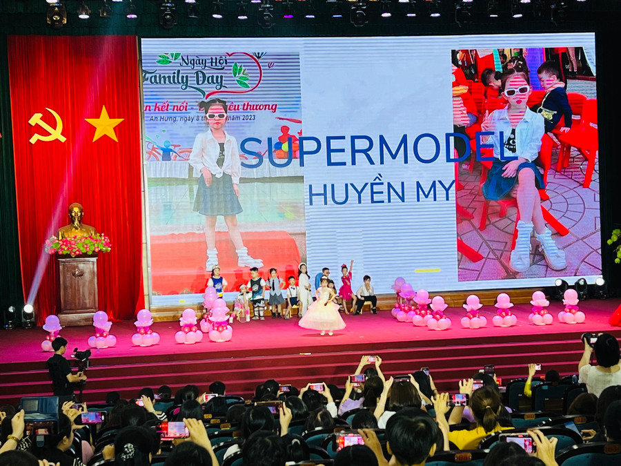 Chương trình thu hút sự tham gia của đông đảo thầy cô giáo, phụ huynh và trẻ mầm non. Chương trình thu hút sự tham gia của đông đảo thầy cô giáo, phụ huynh và trẻ mầm non.