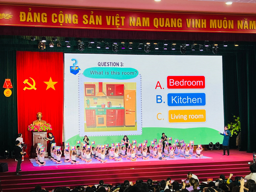 Phần thi Rung chuông Vàng trong Ngày hội tiếng Anh tại Hội nghị Sơ kết mang lại sự hào hứng cho trẻ. Phần thi Rung chuông Vàng trong Ngày hội tiếng Anh tại Hội nghị Sơ kết mang lại sự hào hứng cho trẻ.