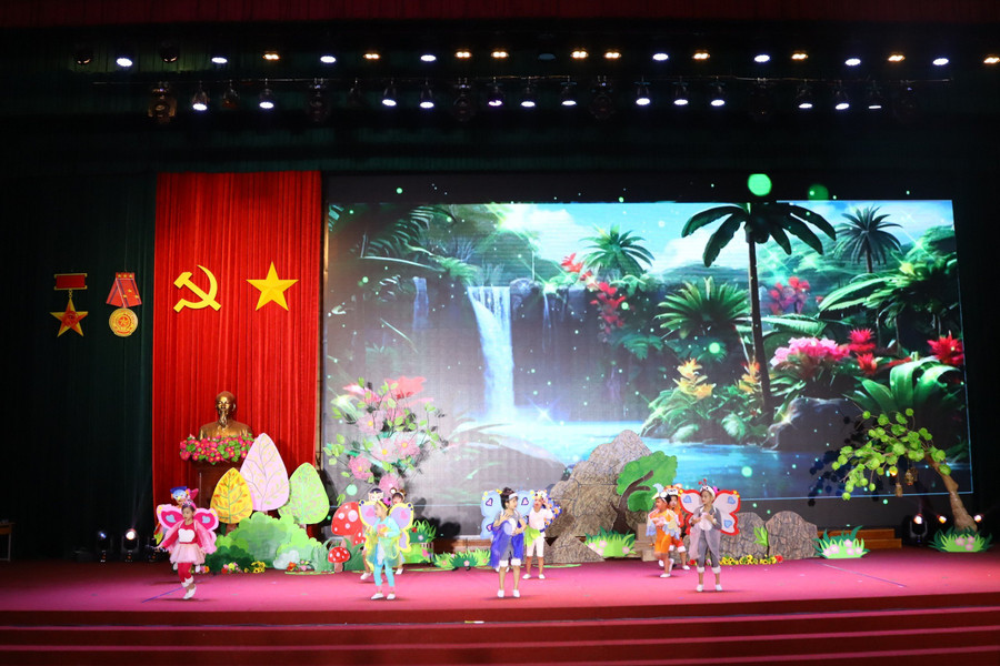 Trẻ thể hiện tài năng dưới hình thức sân khấu hoá. Trẻ thể hiện tài năng dưới hình thức sân khấu hoá.