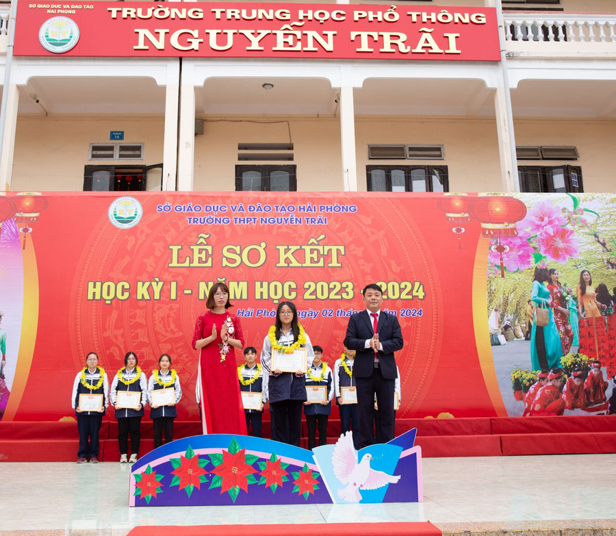 Nhà trường biểu dương học sinh có thành tích cao trong học tập.