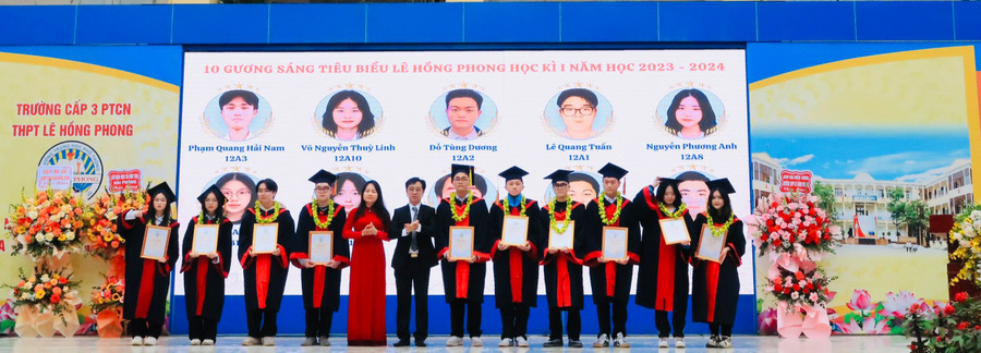 Lãnh đạo nhà trường khen thưởng 10 học sinh tiêu biểu. Lãnh đạo nhà trường khen thưởng 10 học sinh tiêu biểu.