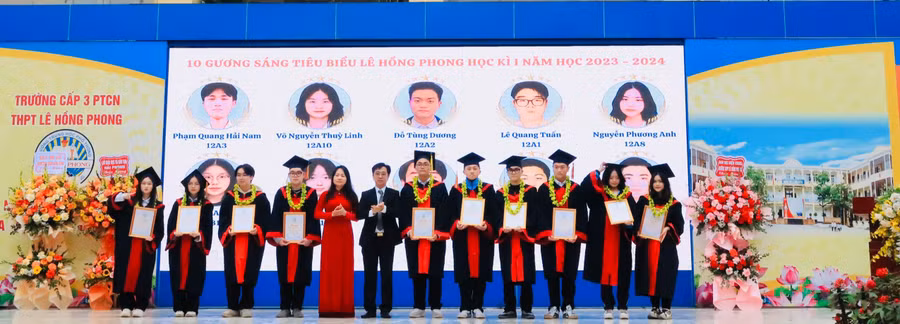 Lãnh đạo nhà trường khen thưởng 10 học sinh tiêu biểu.