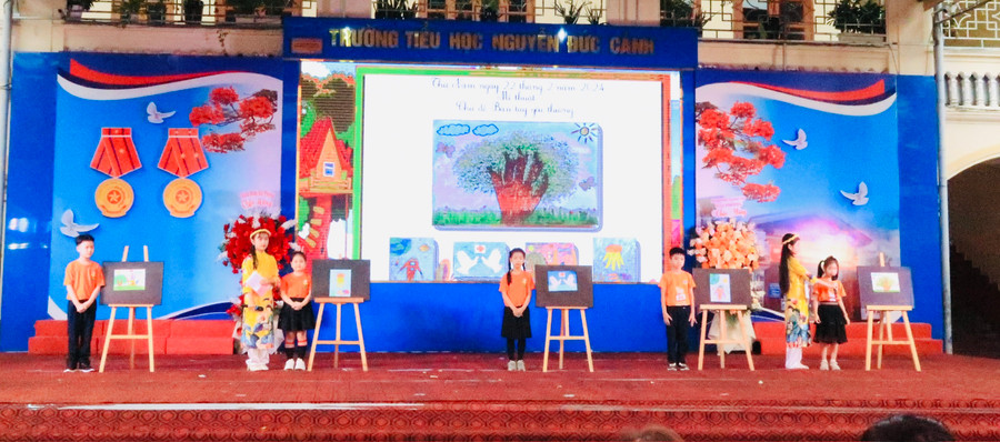 Học sinh thể hiện tài năng vẽ tranh theo chủ đề "Bàn tay yêu thương". Học sinh thể hiện tài năng vẽ tranh theo chủ đề "Bàn tay yêu thương".