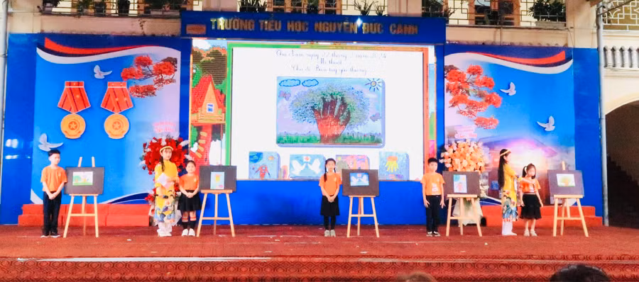 Học sinh thể hiện tài năng vẽ tranh theo chủ đề "Bàn tay yêu thương".