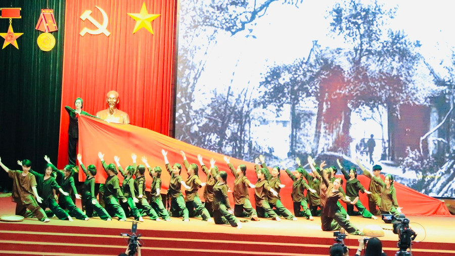 Học sinh báo cáo dự án bằng hình thức sân khấu hoá.