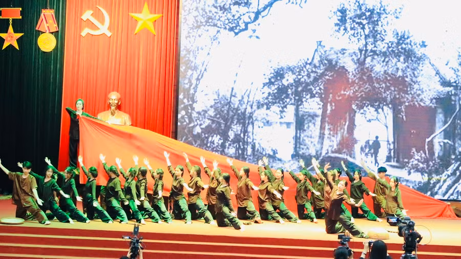 Học sinh báo cáo dự án bằng hình thức sân khấu hoá.