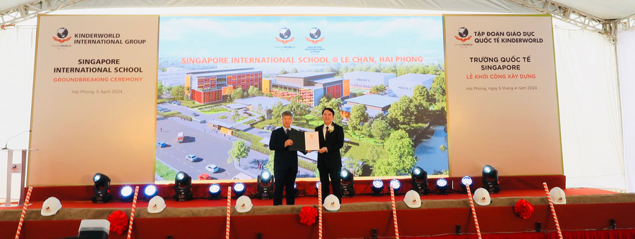 Ông Lê Khắc Nam Phó Chủ tịch UBND TP Hải Phòng trao Giấy chứng nhận QSDĐ cho chủ đầu tư. Ông Lê Khắc Nam Phó Chủ tịch UBND TP Hải Phòng trao Giấy chứng nhận QSDĐ cho chủ đầu tư.
