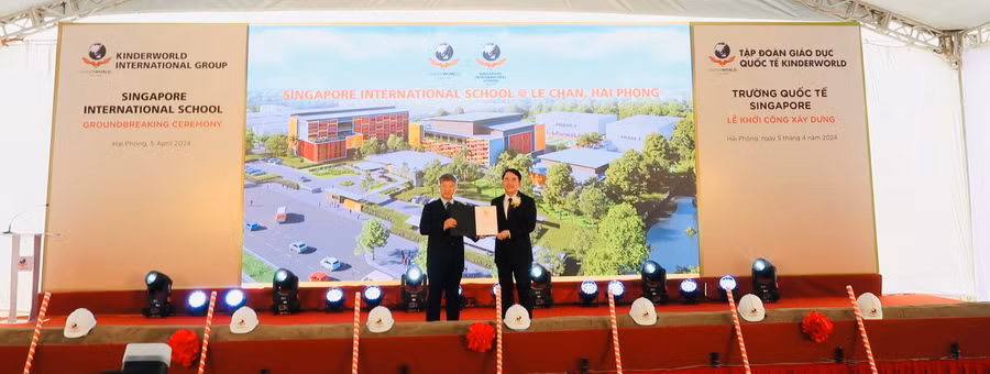 Ông Lê Khắc Nam Phó Chủ tịch UBND TP Hải Phòng trao Giấy chứng nhận QSDĐ cho chủ đầu tư.