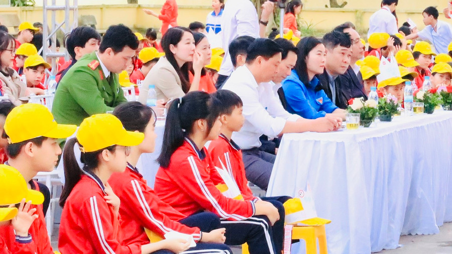 Thầy cô và học sinh tham gia chương trình. Thầy cô và học sinh tham gia chương trình.