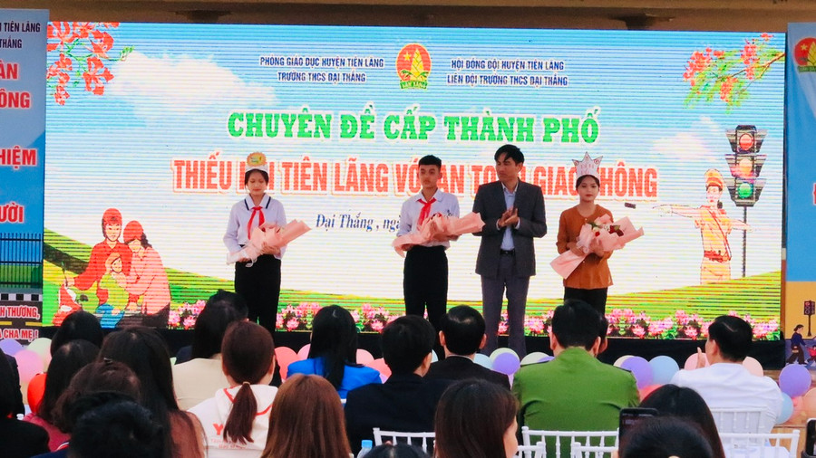 Lãnh đạo nhà trường tặng quà các đội chơi. Lãnh đạo nhà trường tặng quà các đội chơi.