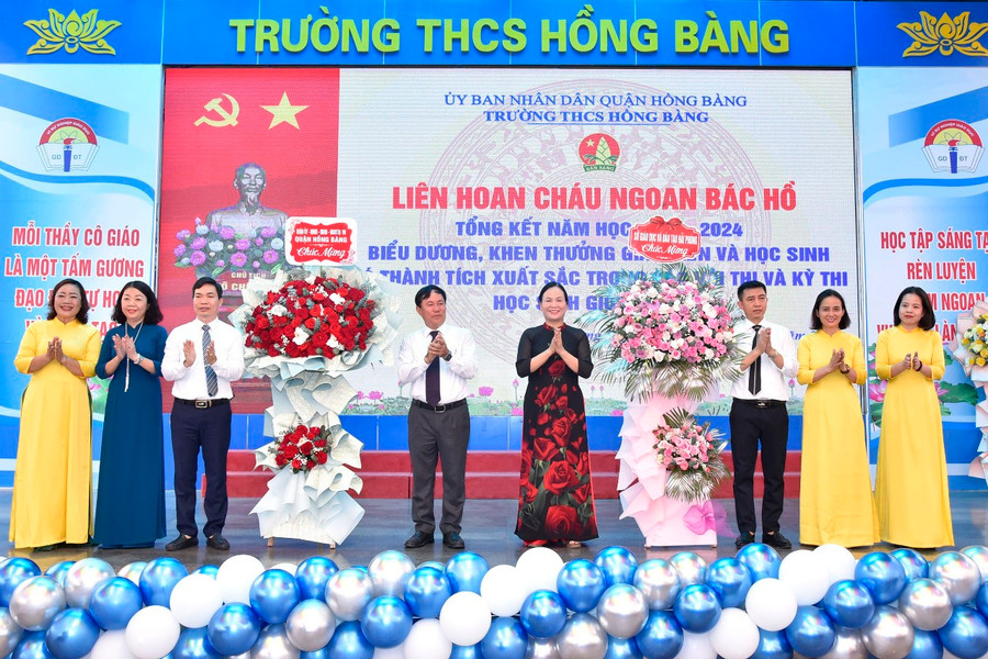 Lãnh đạo Sở GD&ĐT và lãnh đạo quận Hồng Bàng tặng hoa chúc mừng thầy trò Trường THCS Hồng Bàng. Lãnh đạo Sở GD&ĐT và lãnh đạo quận Hồng Bàng tặng hoa chúc mừng thầy trò Trường THCS Hồng Bàng.