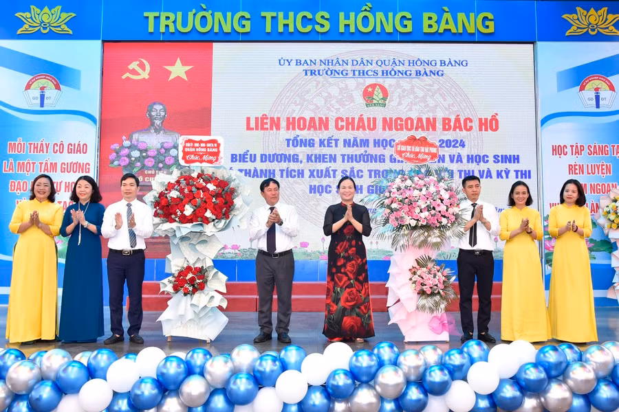 Lãnh đạo Sở GD&amp;ĐT và lãnh đạo quận Hồng Bàng tặng hoa chúc mừng thầy trò Trường THCS Hồng Bàng.
