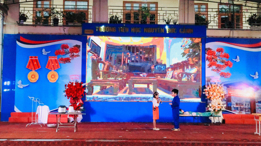 Vở kịch "Bàn tay yêu thương" của học sinh khối lớp 3 của nhà trường. Vở kịch "Bàn tay yêu thương" của học sinh khối lớp 3 của nhà trường.