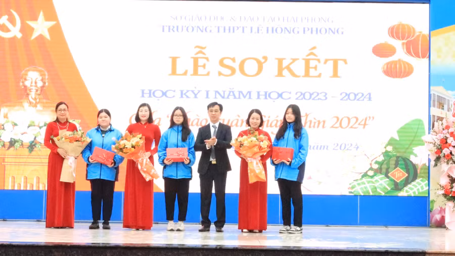 Nhà trường, biểu dương tập thể đạt thành tích cao.