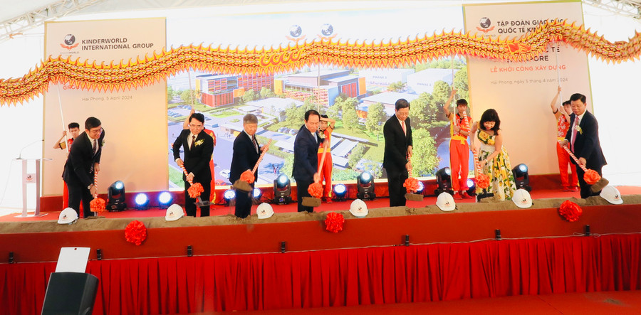 Lãnh đạo TP Hải Phòng và chủ đầu tư thực hiện nghi lễ khởi công. Lãnh đạo TP Hải Phòng và chủ đầu tư thực hiện nghi lễ khởi công.