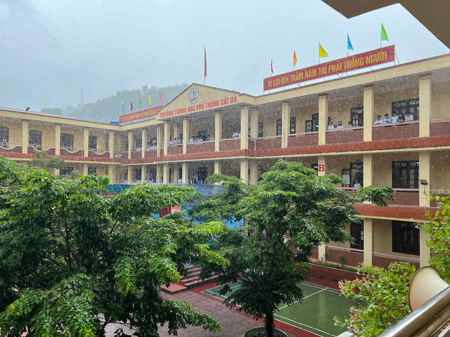 Sân Trường THPT Cát Bà chiều 26/6. Sân Trường THPT Cát Bà chiều 26/6.