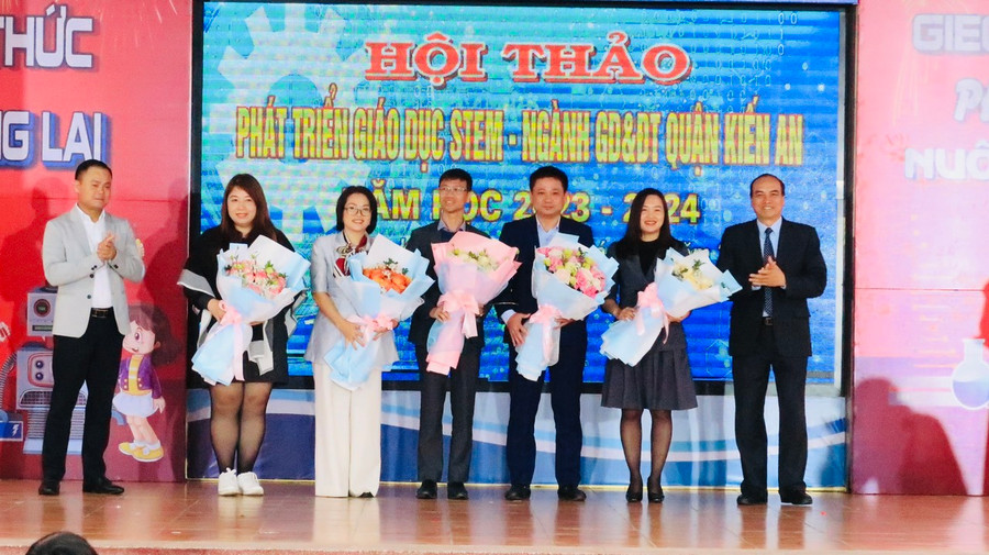 Lãnh đạo Sở GD&ĐT, quận Kiến An tặng hoa khách mời. Lãnh đạo Sở GD&ĐT, quận Kiến An tặng hoa khách mời.