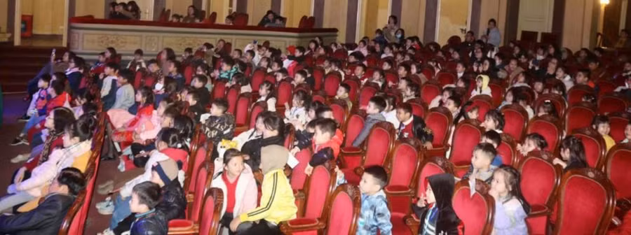 Khán giả nhí Hải Phòng hào hứng với các hoạt cảnh vui nhộn trên sân khấu.