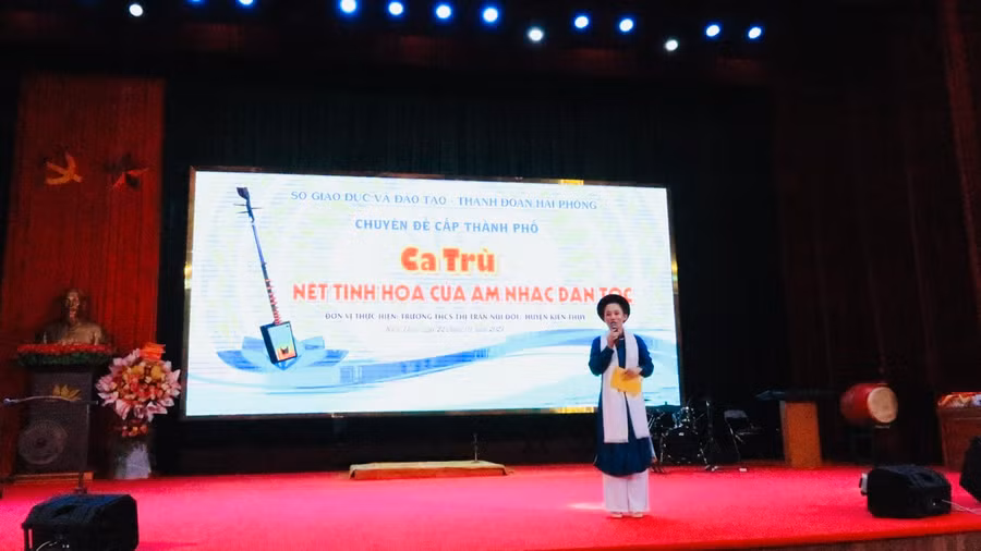 Cô giáo Nguyễn Thị Minh Huệ Trường THCS thị trấn Núi Đối thực hiện tiết dạy.