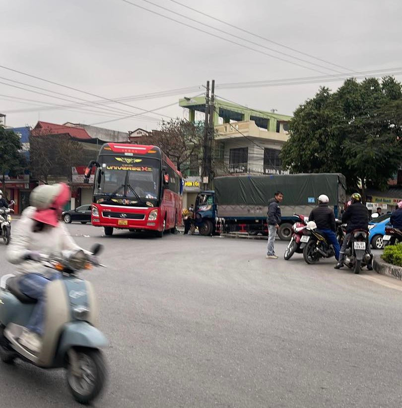 Vụ tai nạn xảy ra khi đoàn vừa khởi hành được ít phút. Vụ tai nạn xảy ra khi đoàn vừa khởi hành được ít phút.