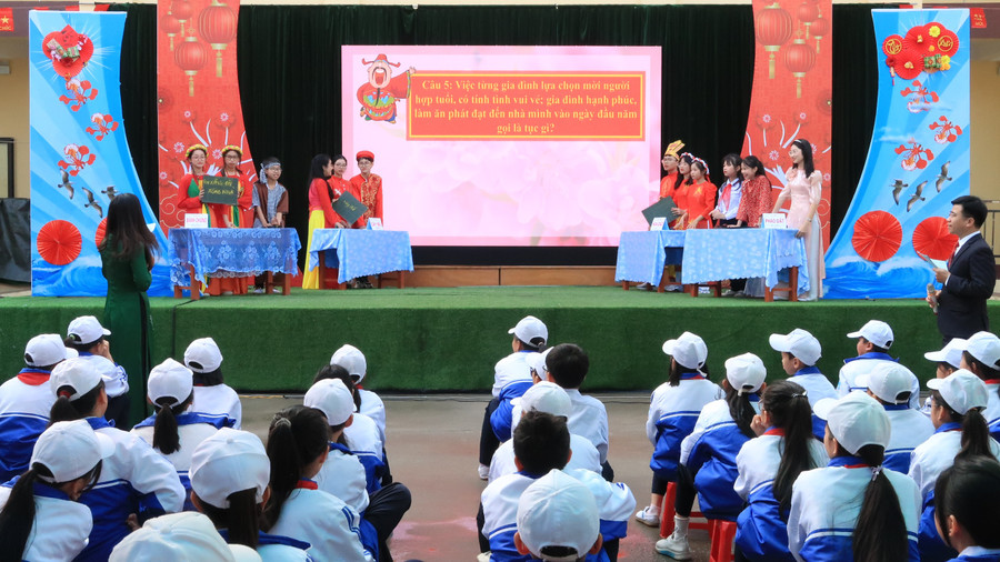 Các đội thi tìm hiểu về Tết cổ truyền.