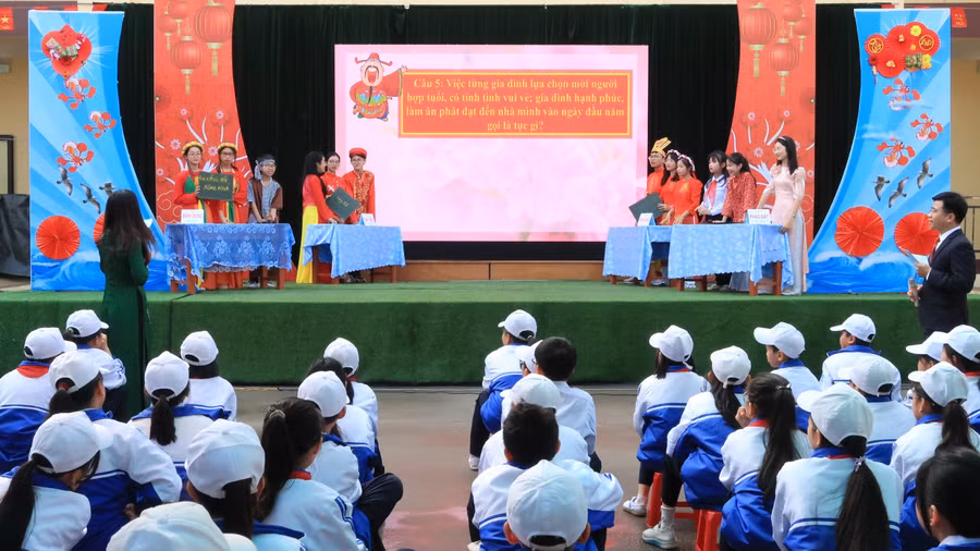 Các đội thi tìm hiểu về Tết cổ truyền.