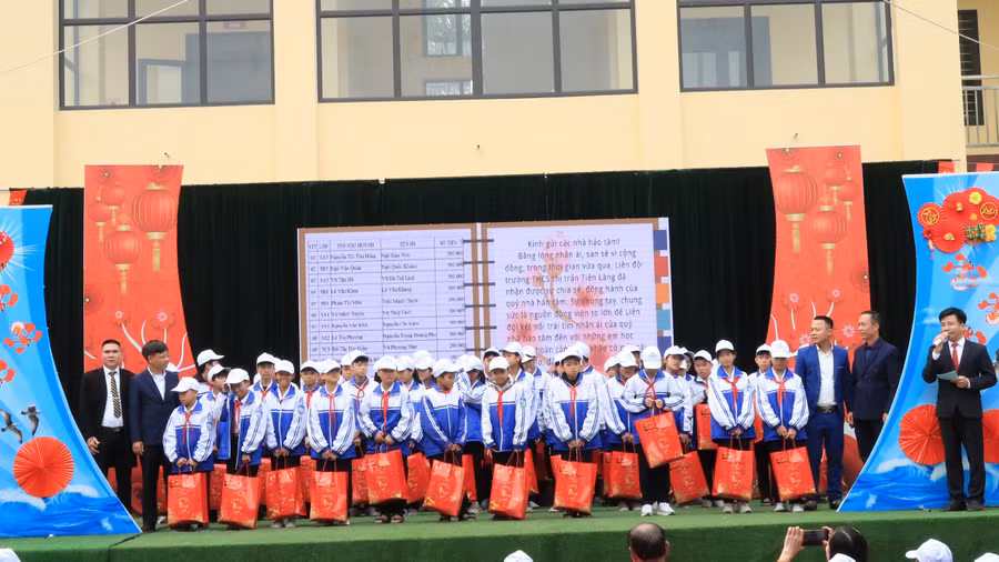 Những suất quà Tết yêu thương.