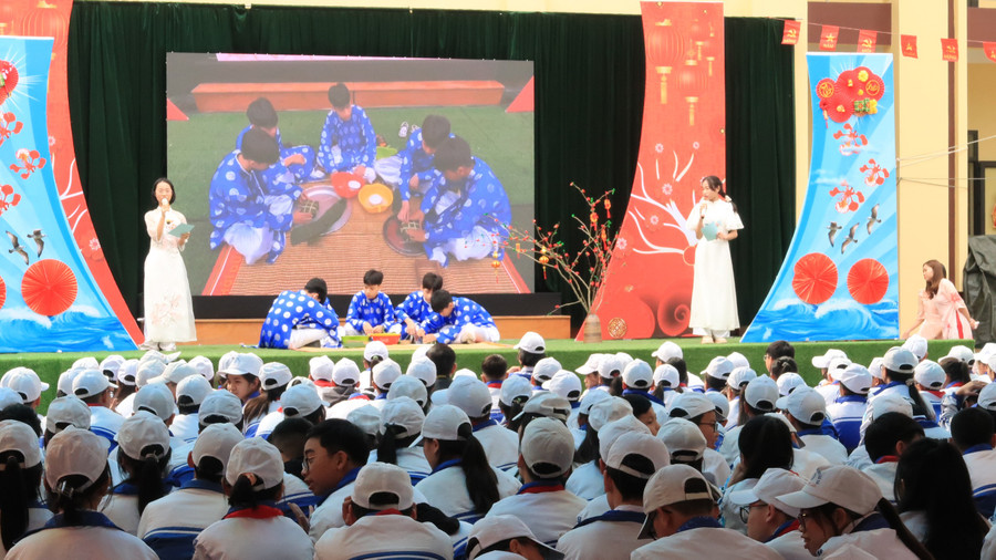 Học sinh thuyết trình bằng tiếng Anh về cách gói bánh chưng và ý nghĩa của ngày Tết.