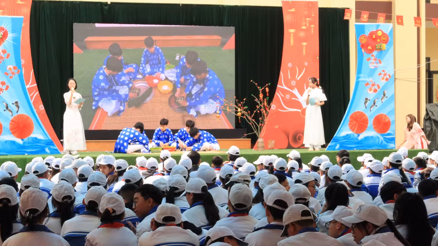 Học sinh thuyết trình bằng tiếng Anh về cách gói bánh chưng và ý nghĩa của ngày Tết.