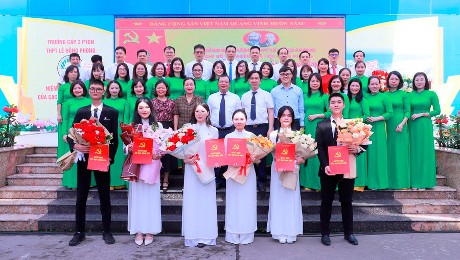 Đảng bộ Trường THPT Lê Hồng Phong tổ chức kết nạp Đảng cho 6 học sinh ưu tú xuất sắc.