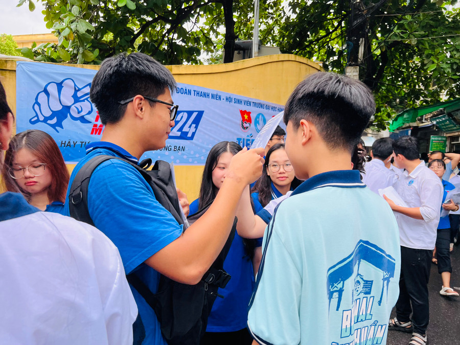 Tình nguyện viên trao đổi, chia sẻ cảm xúc với thí sinh để giải toả căng thẳng. Tình nguyện viên trao đổi, chia sẻ cảm xúc với thí sinh để giải toả căng thẳng.