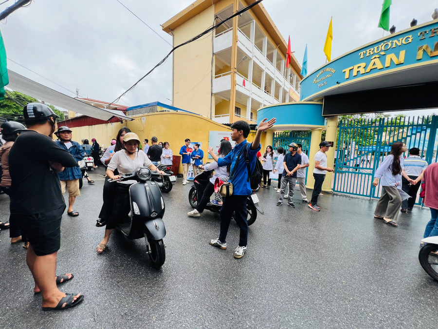 Dù trời nắng, hay trời mưa, cổng trường thi luôn có các tình nguyện viên đồng hành với thí sinh. Dù trời nắng, hay trời mưa, cổng trường thi luôn có các tình nguyện viên đồng hành với thí sinh.