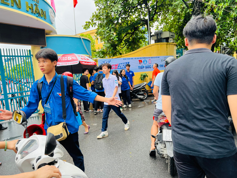 Dù trời nắng, hay trời mưa, cổng trường thi luôn có các tình nguyện viên đồng hành với thí sinh. Dù trời nắng, hay trời mưa, cổng trường thi luôn có các tình nguyện viên đồng hành với thí sinh.