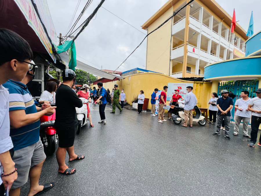 Lực lượng tình nguyện viên làm nhiệm vụ phân luồng giao thông tại THPT Trần Nguyên Hãn. Lực lượng tình nguyện viên làm nhiệm vụ phân luồng giao thông tại THPT Trần Nguyên Hãn.