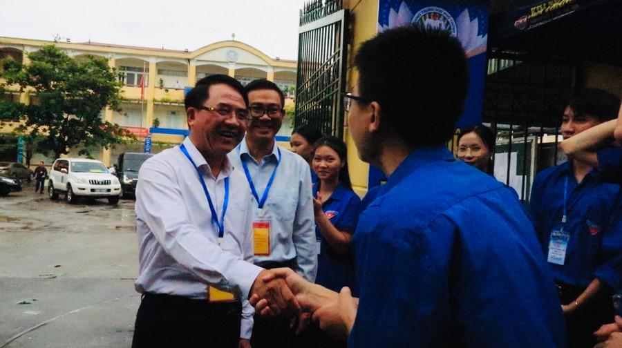 Phó Chủ tịch Lê Khắc Nam động viên các tình nguyện viên. Phó Chủ tịch Lê Khắc Nam động viên các tình nguyện viên.