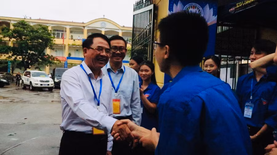 Phó Chủ tịch Lê Khắc Nam động viên các tình nguyện viên.