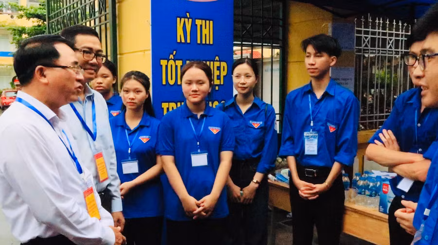 Ông Lê Khắc Nam- Phó Chủ tịch UBND TP Hải Phòng thăm hỏi, động viên các tình nguyện viên.