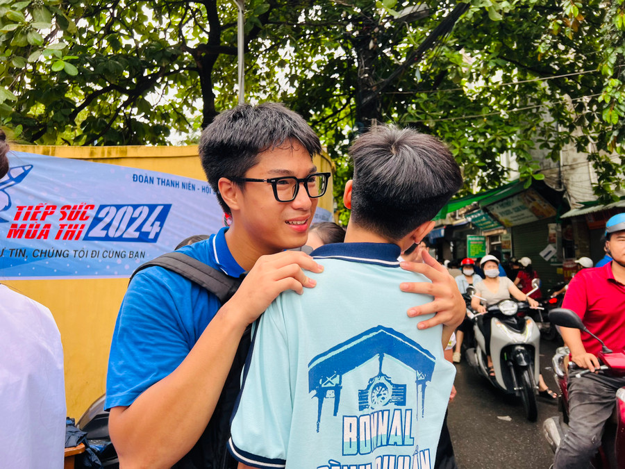Những cái ôm thật chặt động viên thí sinh sau môn thi Ngữ văn tại Điểm thi Trường THPT Trần Nguyên Hãn, quận Lê Chân. Những cái ôm thật chặt động viên thí sinh sau môn thi Ngữ văn tại Điểm thi Trường THPT Trần Nguyên Hãn, quận Lê Chân.