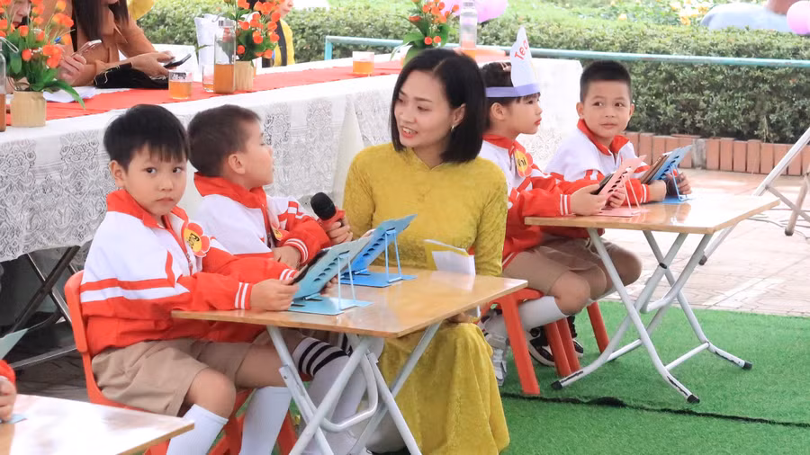 Cô và trò Trường Mầm non Quốc Tuấn trong giờ hoạt động.