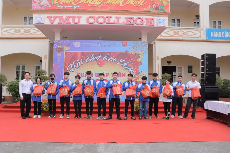 Những suất quà Tết mang yêu thương đến học trò.