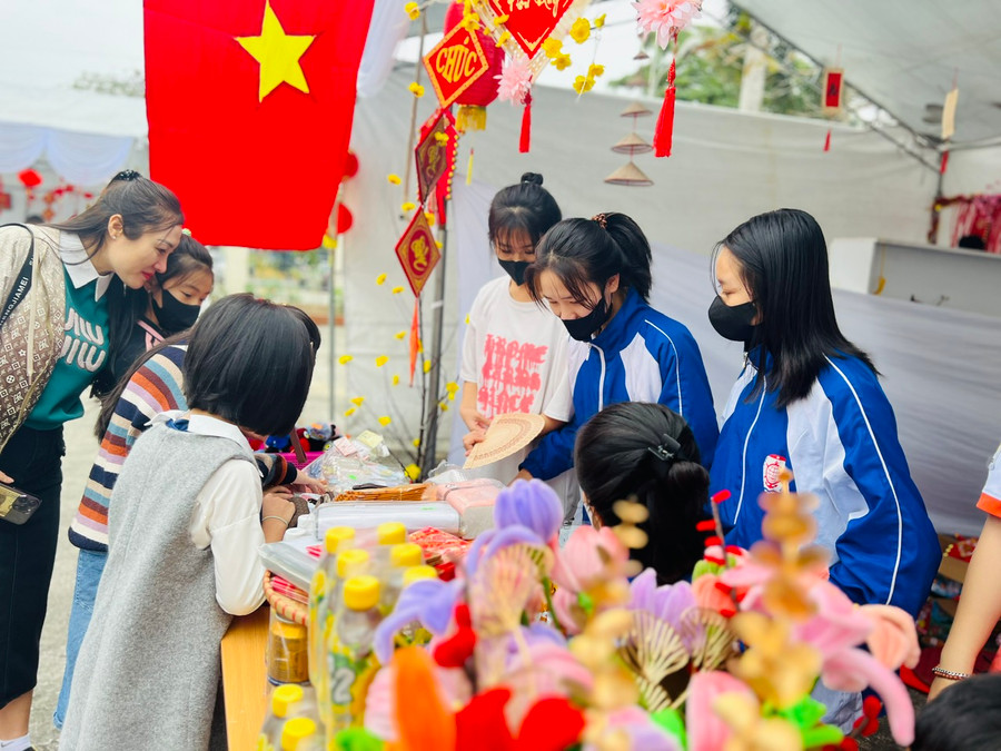 Các gian hàng của sinh viên. Các gian hàng của sinh viên.