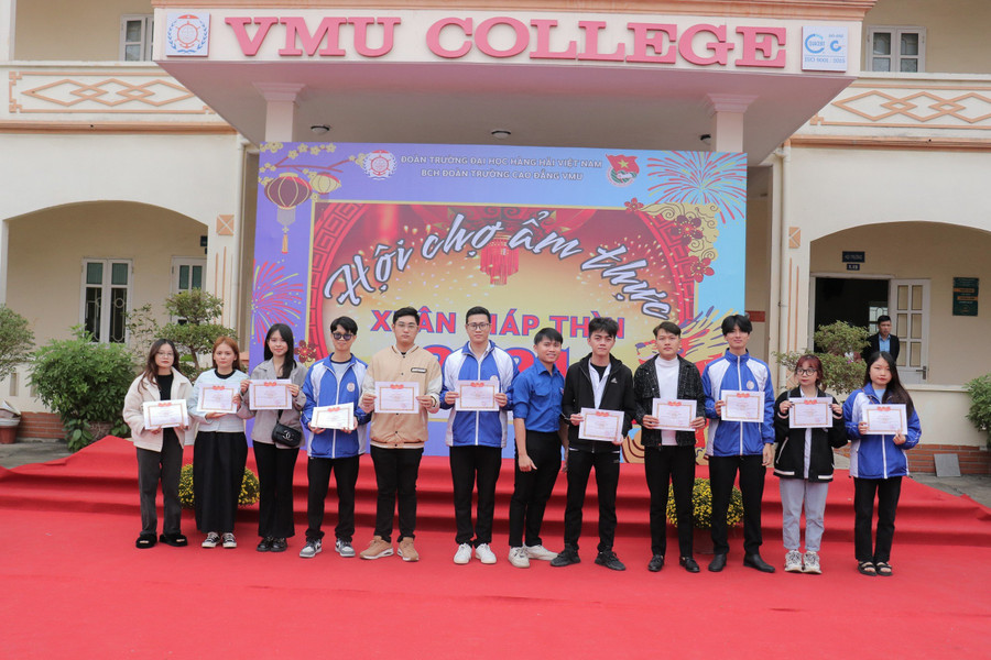 Đoàn viên có thành tích xuất sắc được khen thưởng. Đoàn viên có thành tích xuất sắc được khen thưởng.