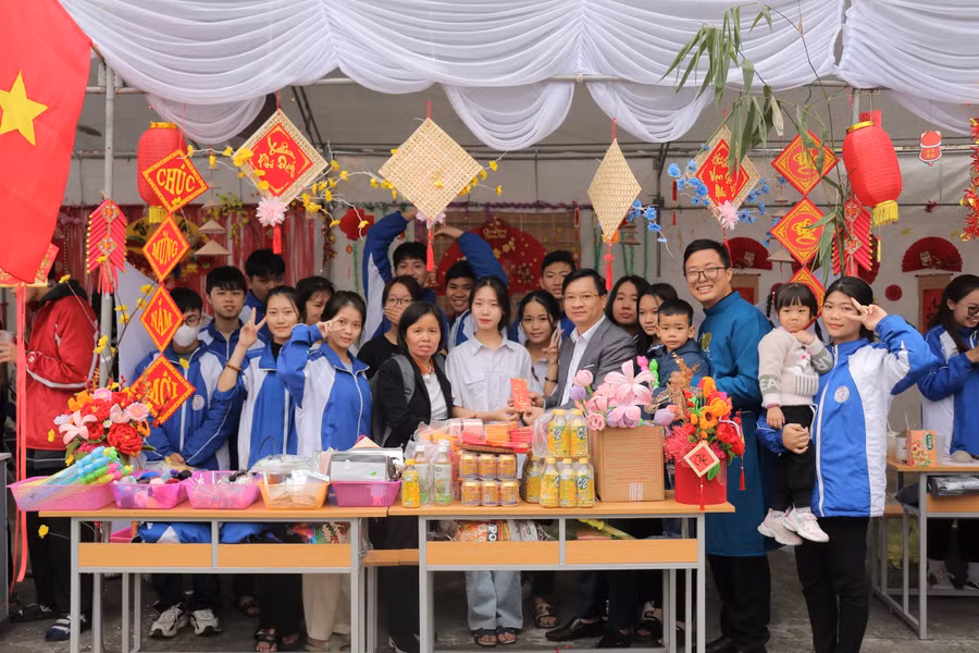 Thầy cô và các em học sinh, sinh viên tham dự chương trình với sự hào hứng, vui tươi.