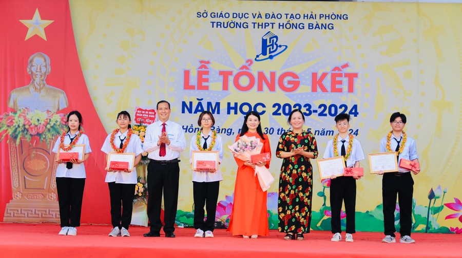 Thầy trò Trường THPT Hồng Bàng vinh dự nhận khen thưởng từ lãnh đạo ngành. Thầy trò Trường THPT Hồng Bàng vinh dự nhận khen thưởng từ lãnh đạo ngành.