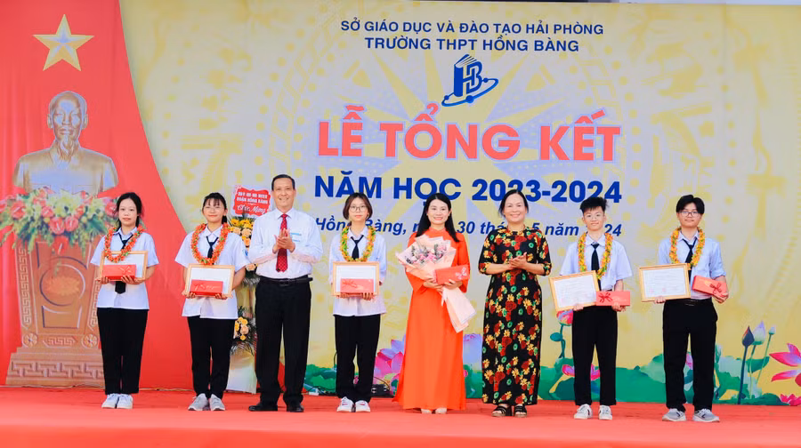 Thầy trò Trường THPT Hồng Bàng vinh dự nhận khen thưởng từ lãnh đạo ngành.